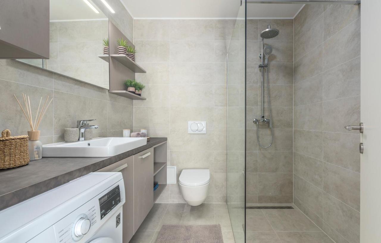 Just Renovated Stylish 2 Bedrooms Apartment Only A Few Steps From The Beach! Novigrad Istria المظهر الخارجي الصورة